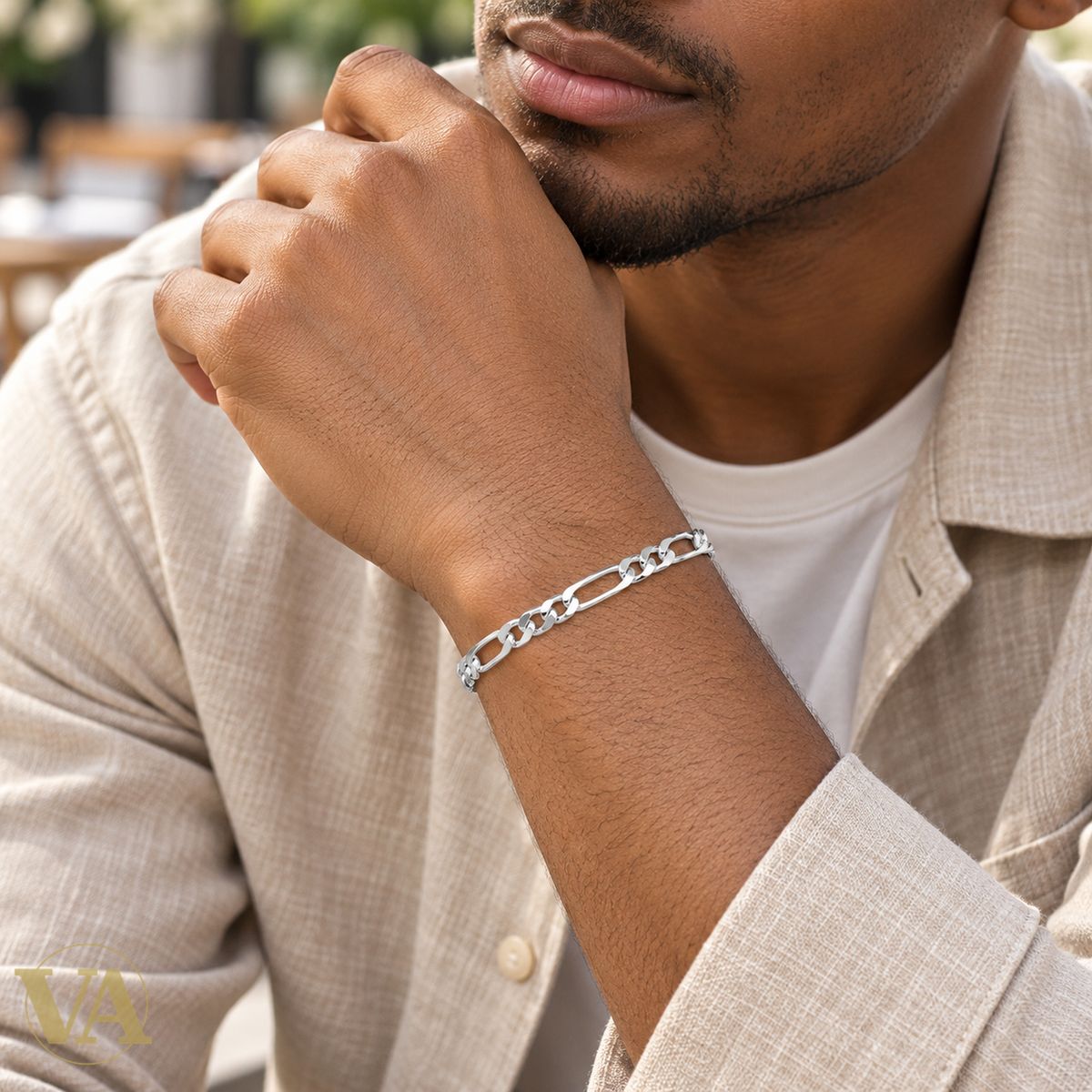 Bracelet homme argent 925 Figaro 1+3 21 cm — porté au poignet d’un homme noir