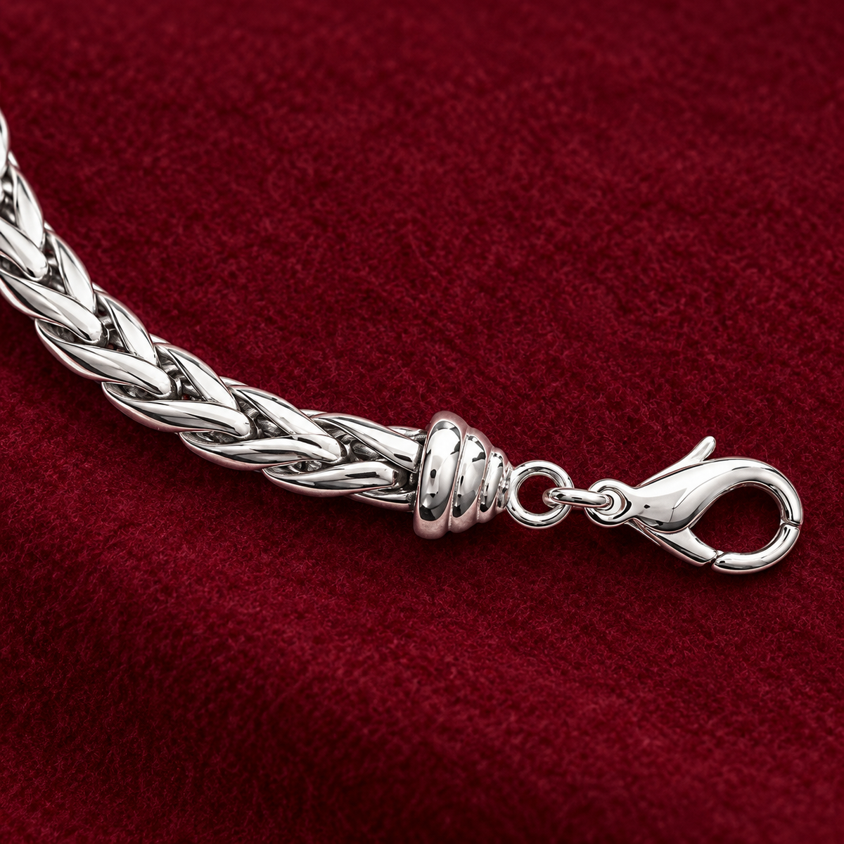 Maille Tressée Classique — bracelet sur feutre bordeaux