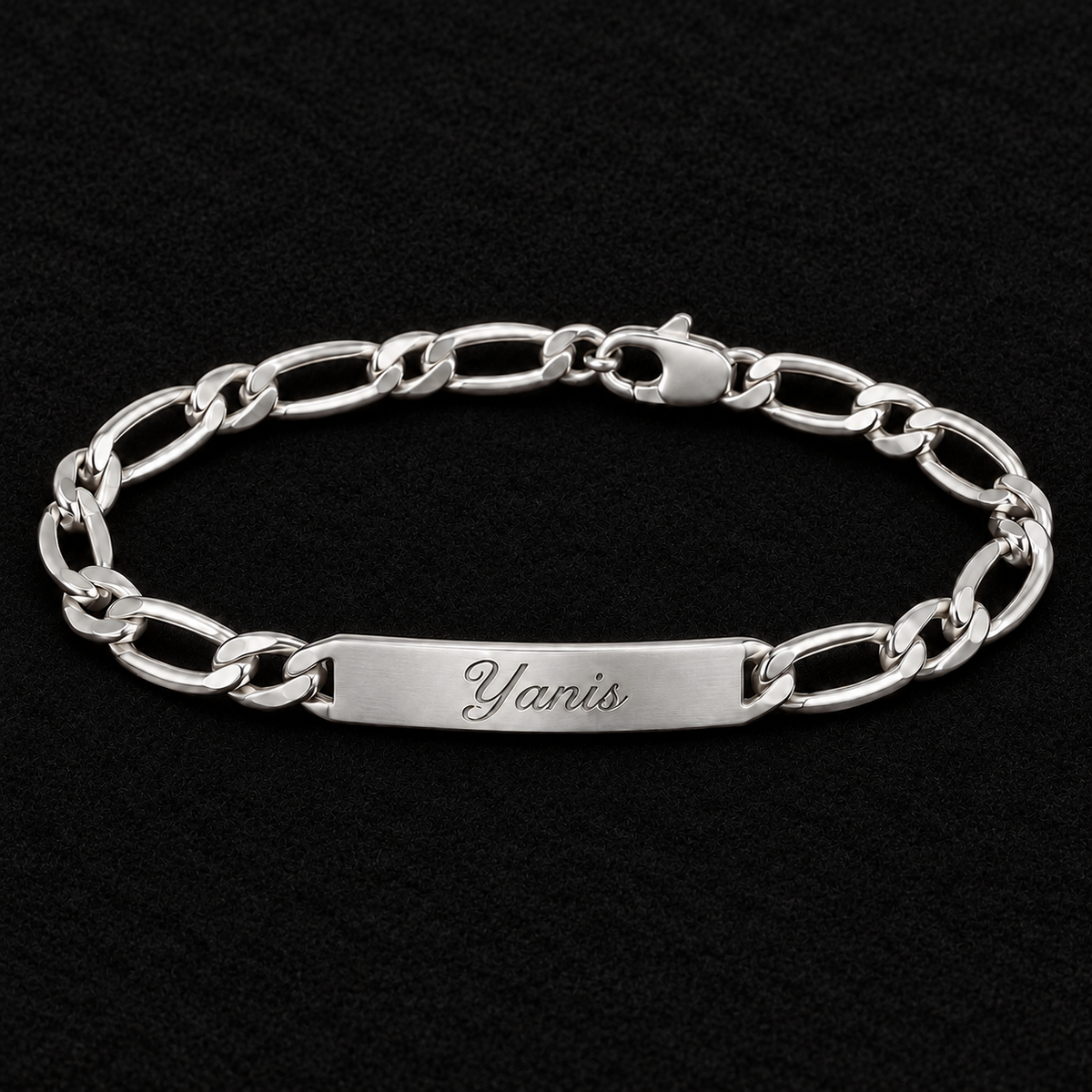 Bracelet identité argent 925 à graver — Figaro 1+1, 21 cm — sur feutre bordeaux, gravure d’exemple