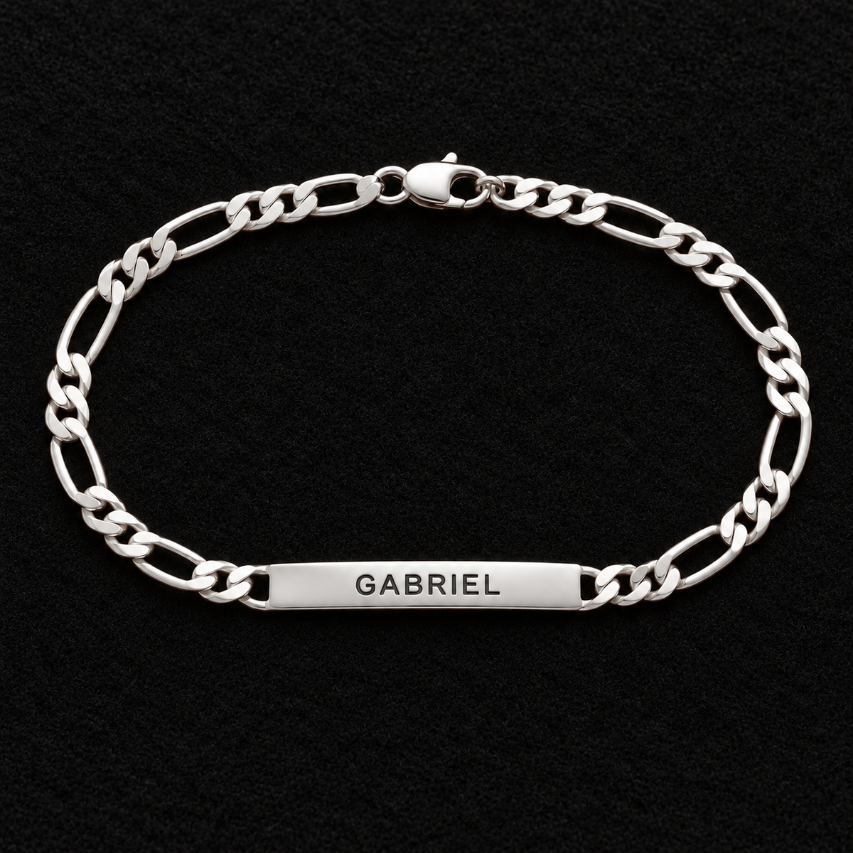 Gourmette argent rhodié 20 cm — vue complète sur feutre bordeaux, prénom d’exemple