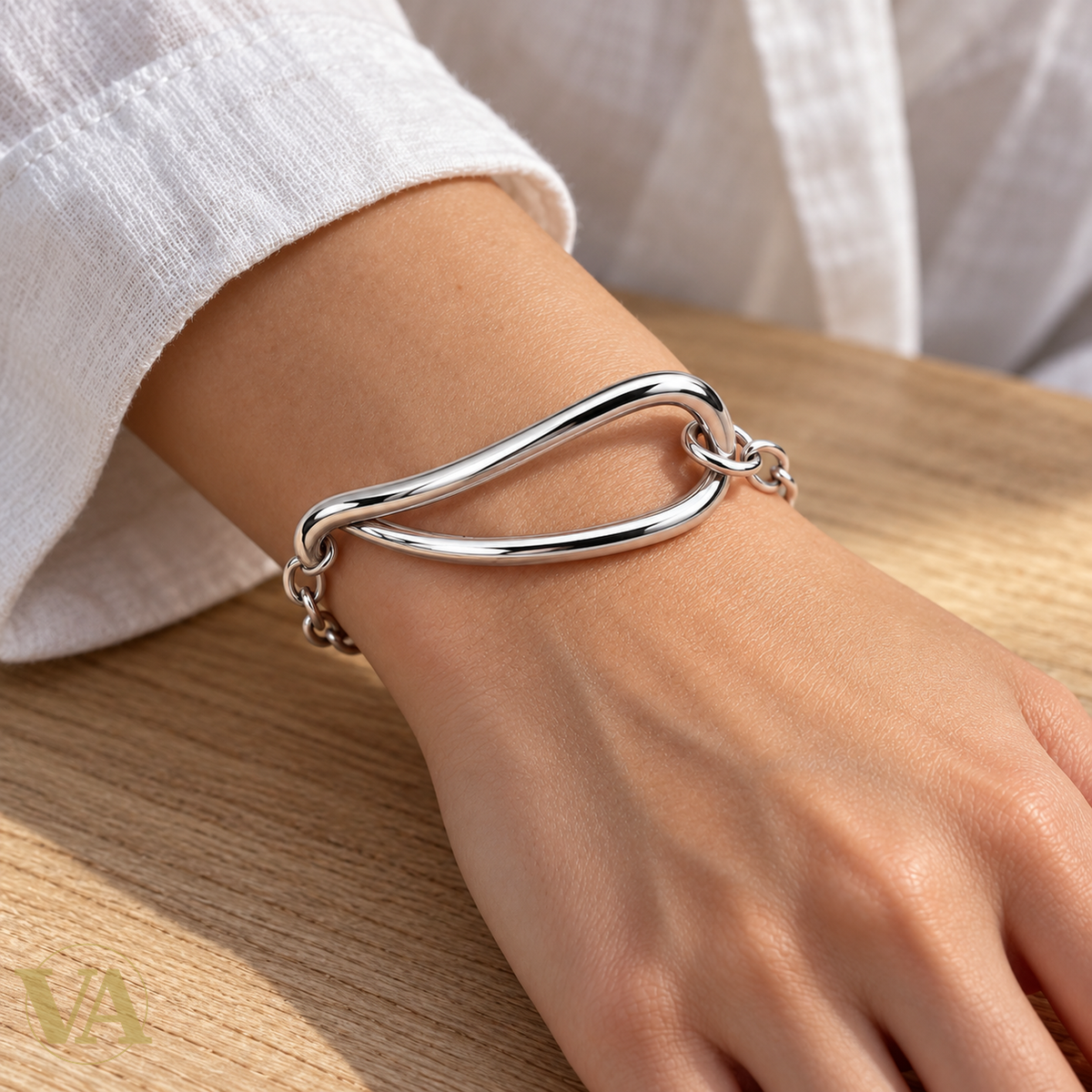 Bracelet Hepburn argent 925 rhodié porté autour du poignet — détail sur peau claire