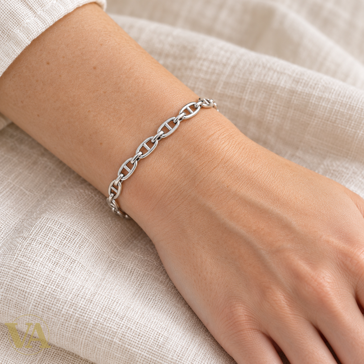 Maille Marine à Double Barrette — zoom porté sur peau claire