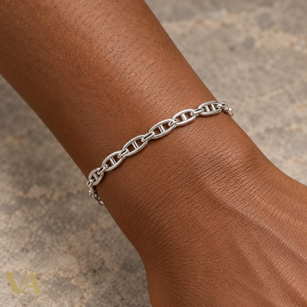 Maille Marine à Double Barrette — zoom porté sur peau foncée