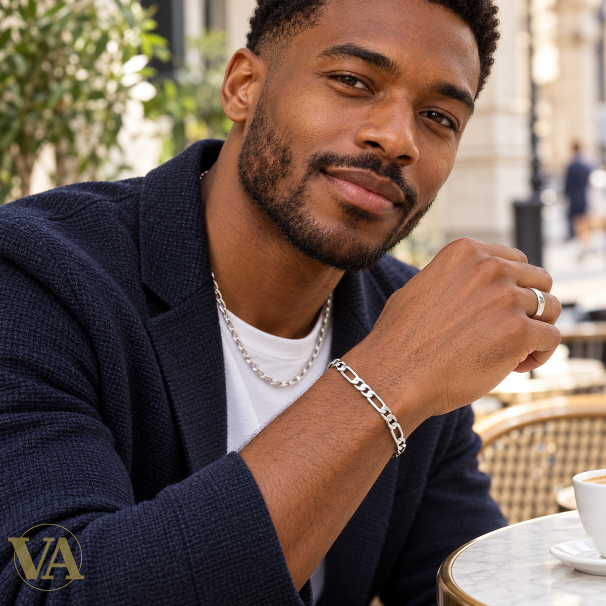 Bracelet homme argent 925 Figaro 1+1 rhodié 21 cm — portrait lifestyle avec bracelet