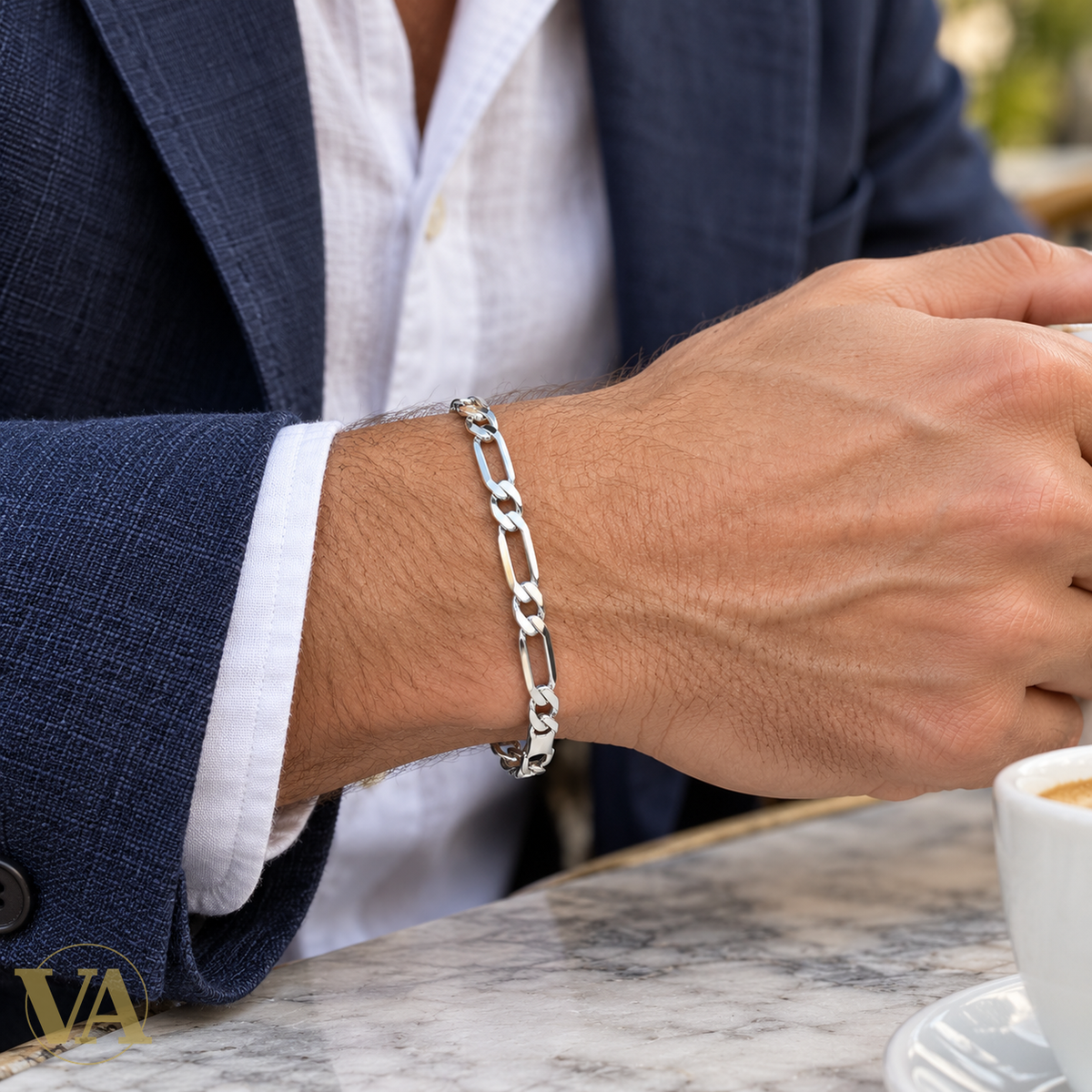 Bracelet homme argent 925 Figaro 1+1 rhodié 21 cm — porté au poignet d’un homme blanc