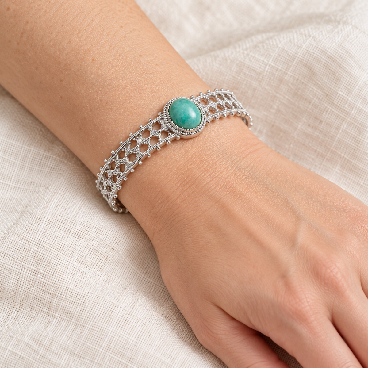 Jonc Dentelle & Amazonite — zoom porté sur peau claire