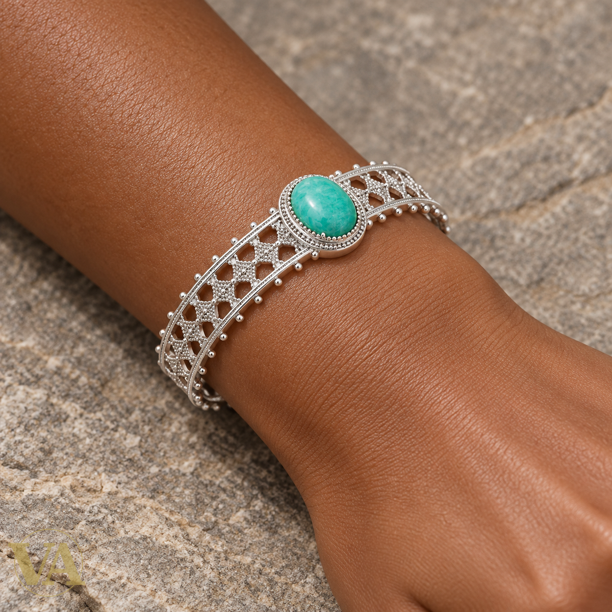 Jonc Dentelle & Amazonite — zoom porté sur peau foncée