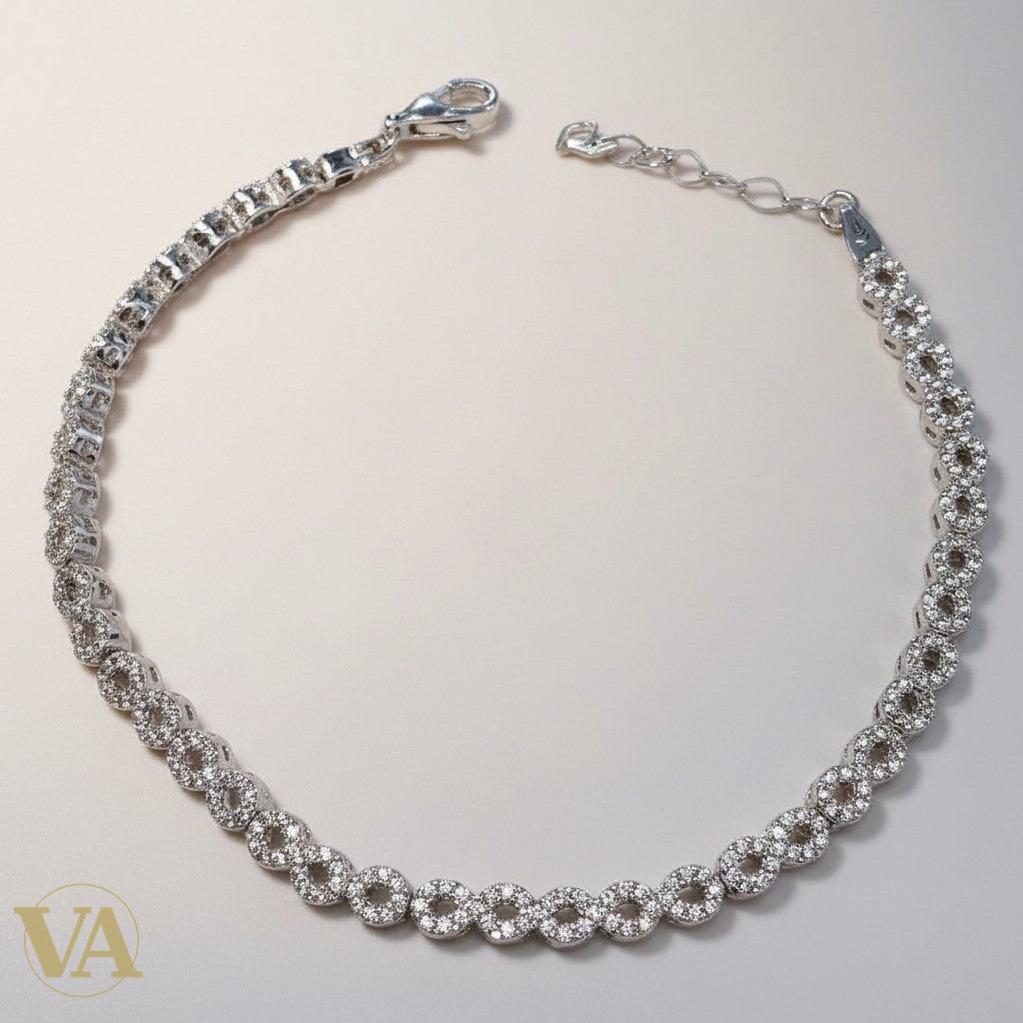 Bracelet Vindicta en argent 925 avec oxydes blancs et un oxyde noir central, maillons ronds pavés, chaînette d'extension, fermoir mousqueton.