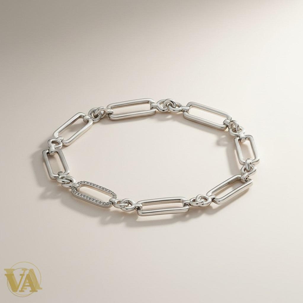 Bracelet Vindicta en argent 925 rhodié, maillons rectangulaires ajourés pavés de zirconiums blancs. Fermoir mousqueton.