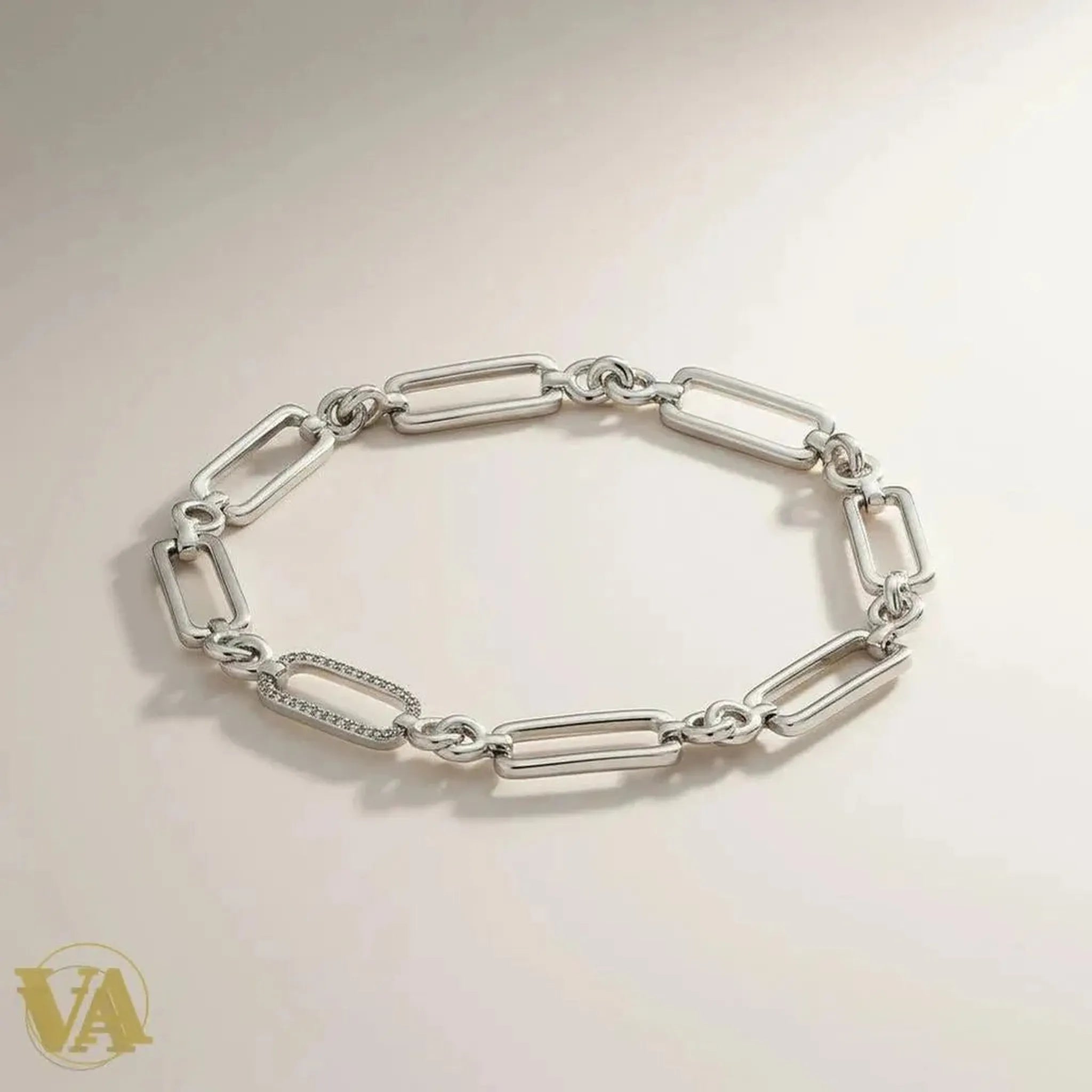 Bracelet Vindicta en argent 925 rhodié, maillons rectangulaires ajourés pavés de zirconiums blancs. Fermoir mousqueton.