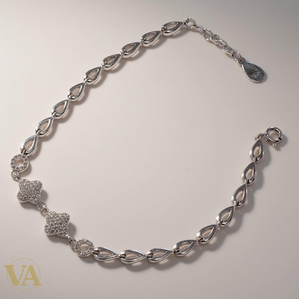Bracelet Vindicta en argent 925, maillons feuilles ajourées et motif central ciselé, bijou féminin et poétique.