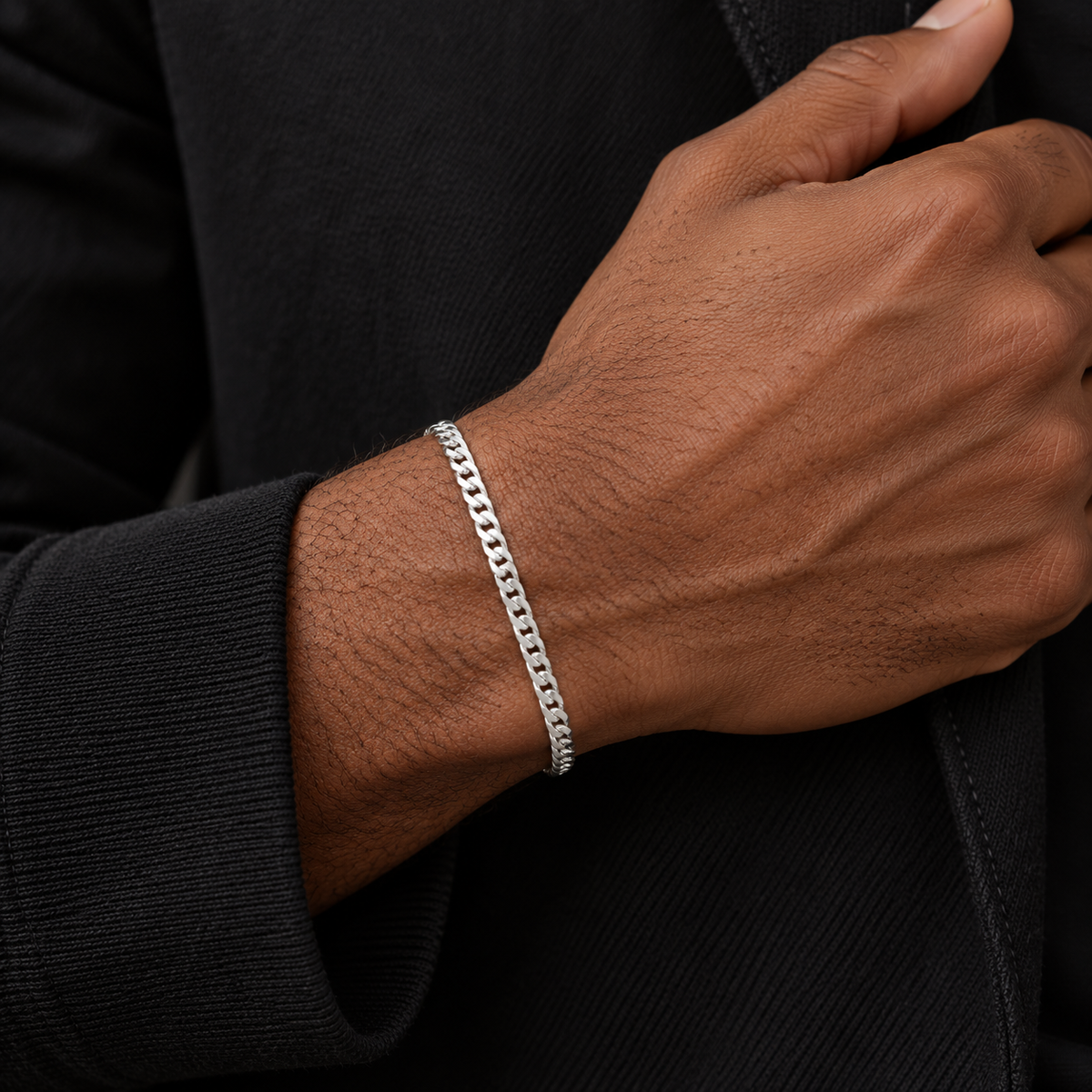 Bracelet homme Gourmette diamantée en argent 925 — 21 cm — porté avec une tenue noire
