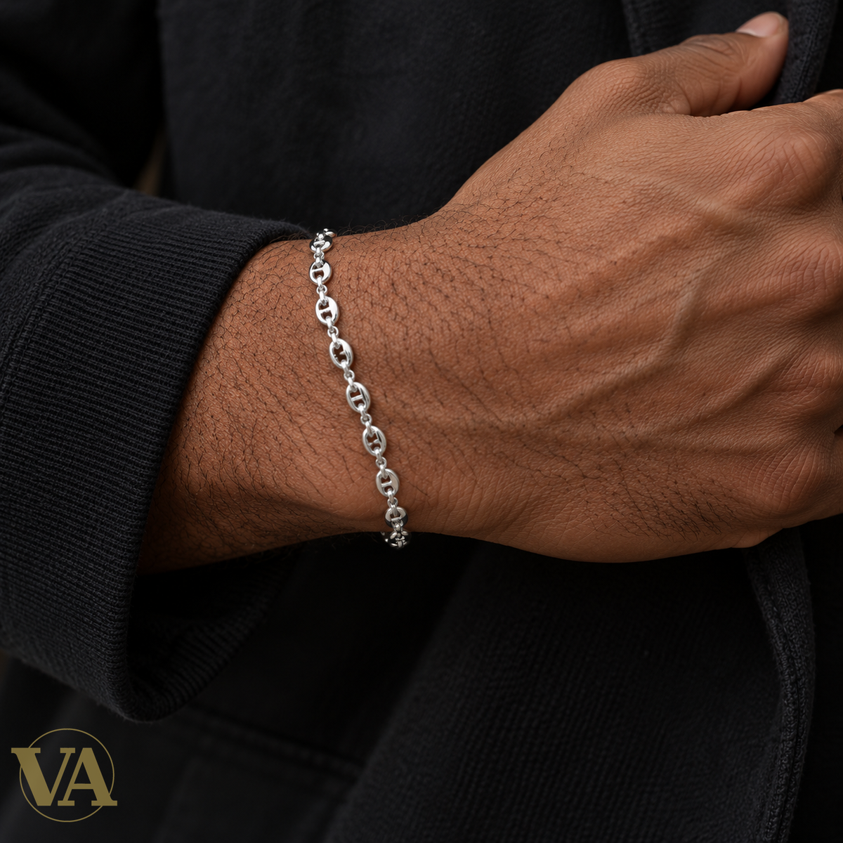 Bracelet homme Maille marine en argent 925 — 21 cm — porté avec une tenue noire