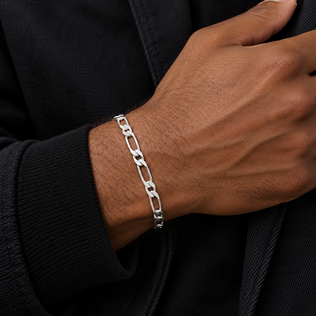 Bracelet homme Figaro 1+1 diamantée en argent 925 — 21 cm — porté avec une tenue noire