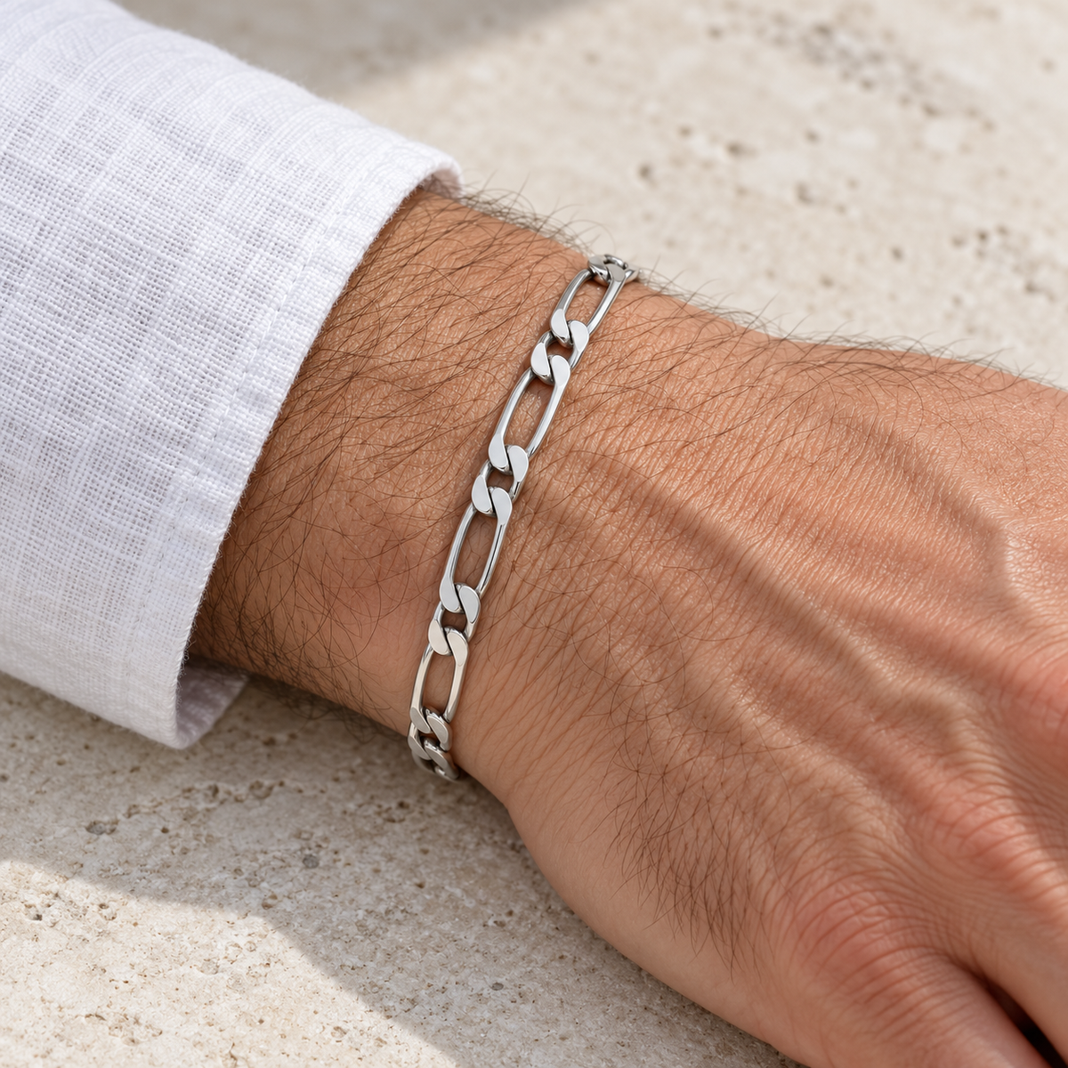 Bracelet homme Figaro 1+1 diamantée rhodié en argent 925 — 21 cm — porté en gros plan