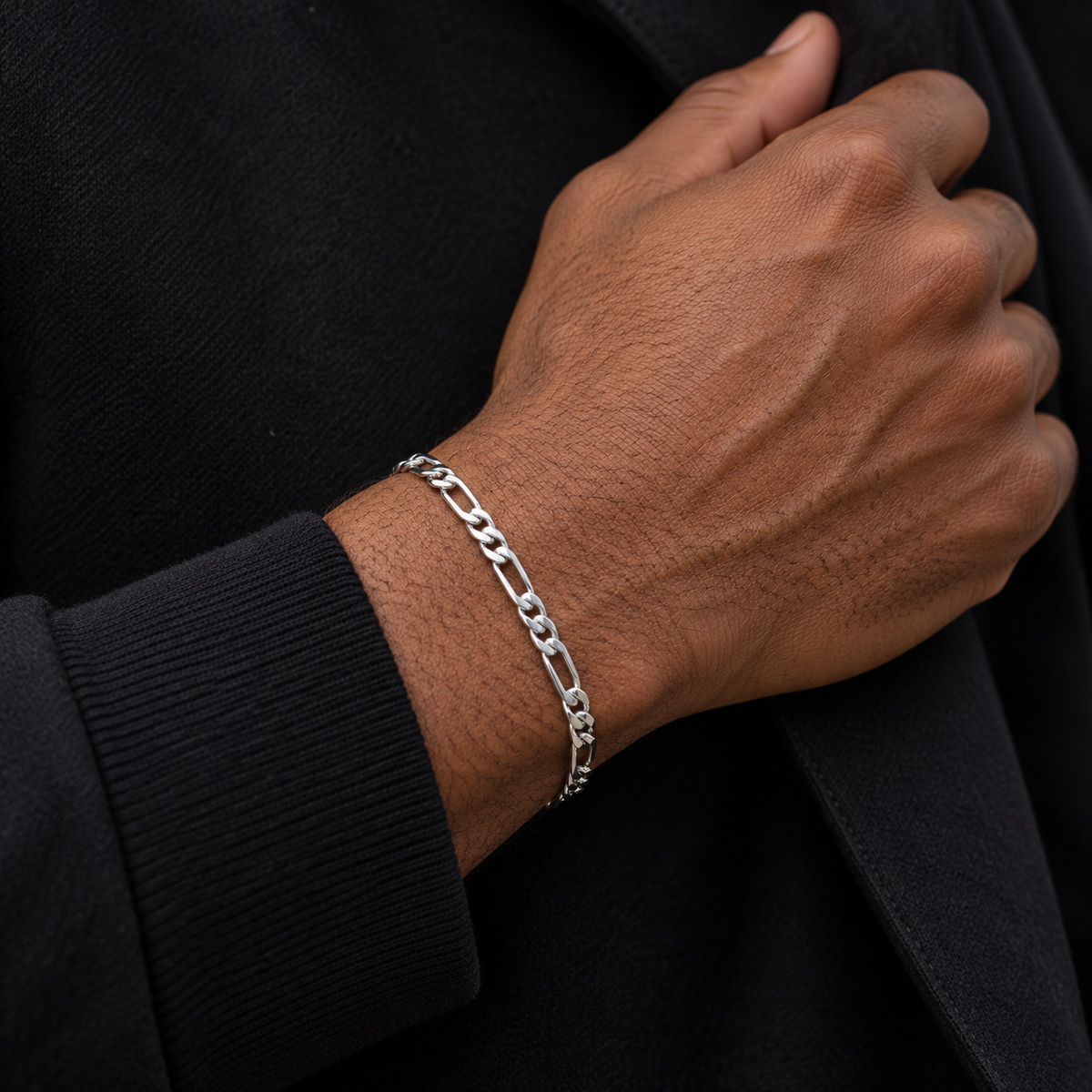 Bracelet homme Figaro 1+2 diamantée rhodié en argent 925 — 21 cm — porté avec une tenue noire
