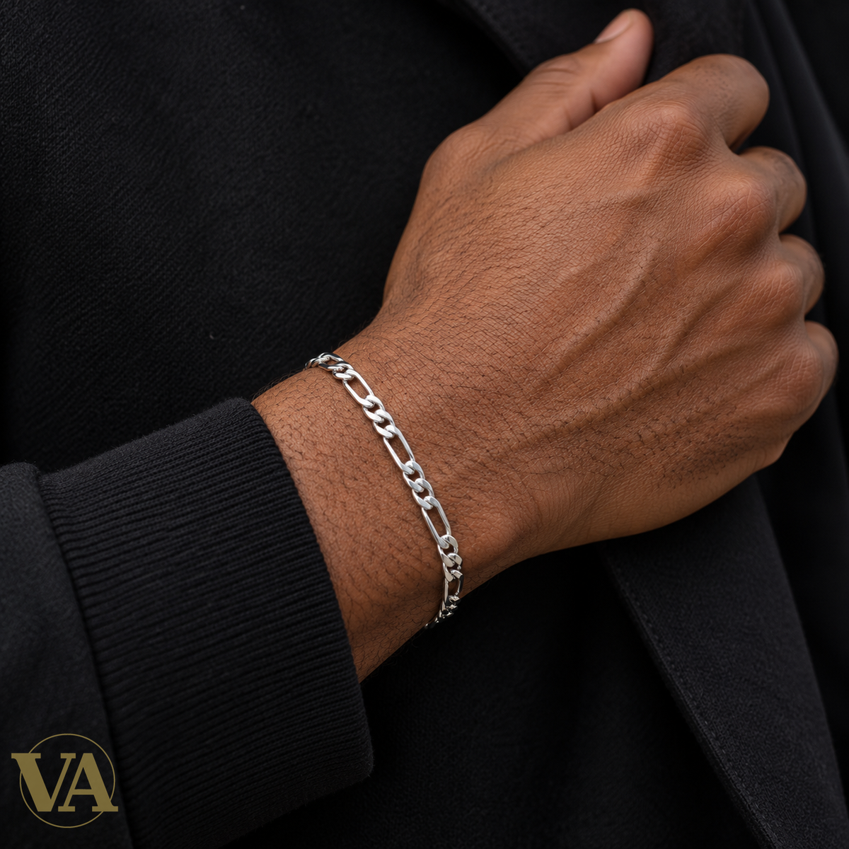 Bracelet homme Figaro 1+2 diamantée rhodié en argent 925 — 21 cm — porté avec une tenue noire