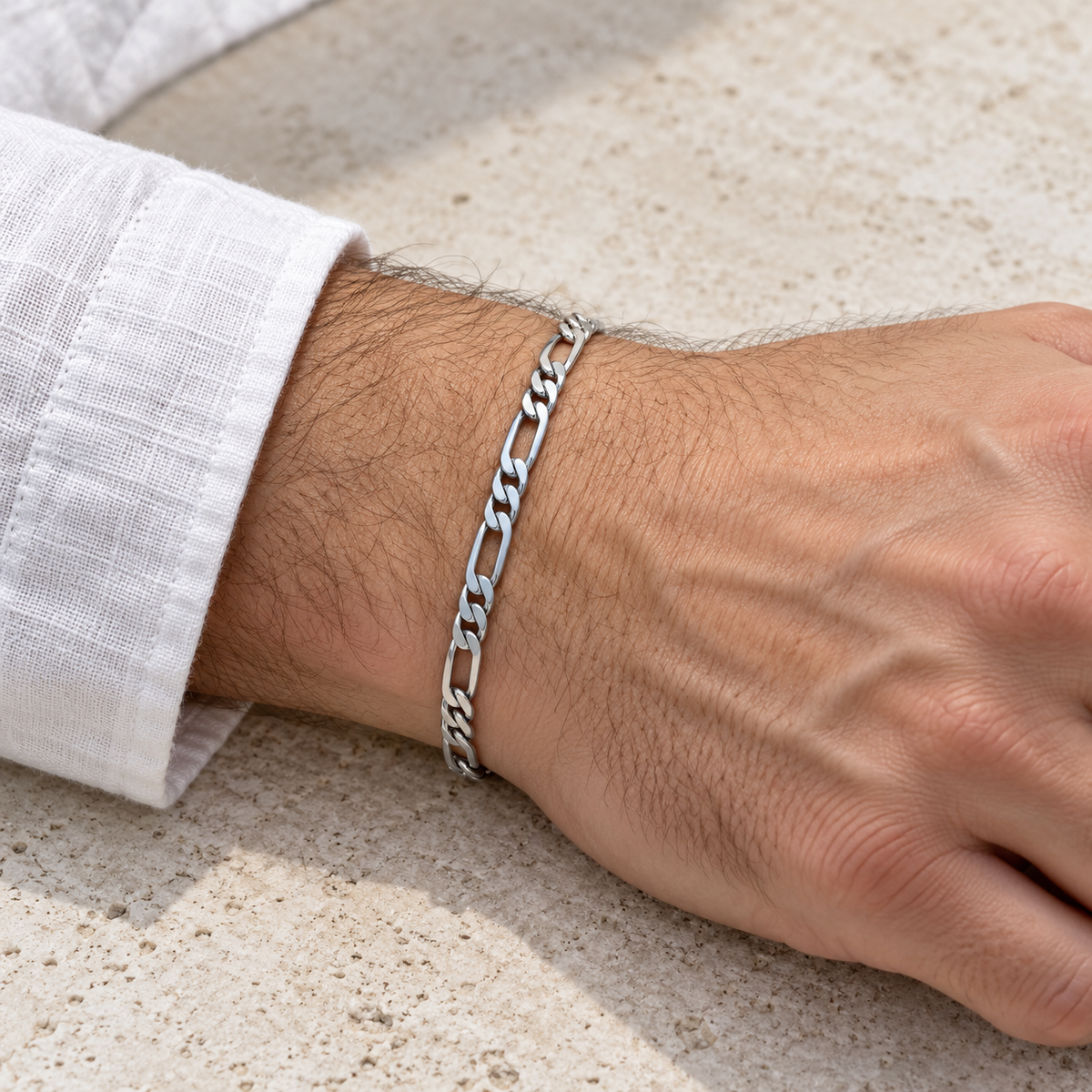 Bracelet homme Figaro 1+2 diamantée rhodié en argent 925 — 21 cm — porté en gros plan