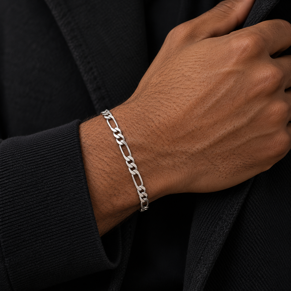 Bracelet homme Figaro 1+3 diamantée rhodié en argent 925 — 21 cm — porté avec une tenue noire