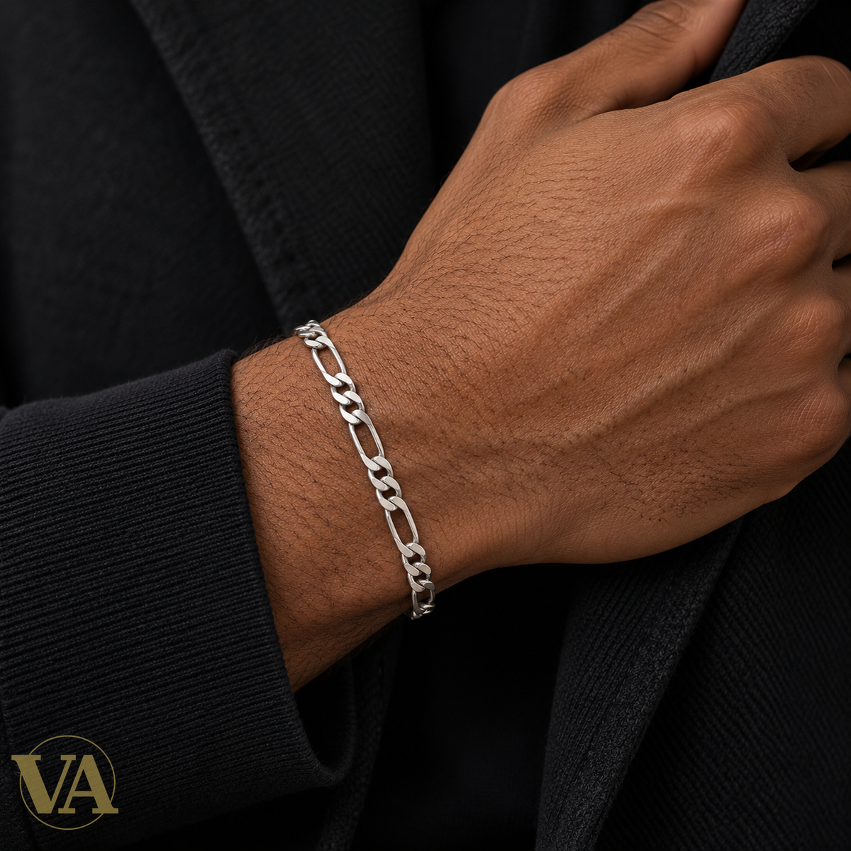 Bracelet homme Figaro 1+3 diamantée rhodié en argent 925 — 21 cm — porté avec une tenue noire