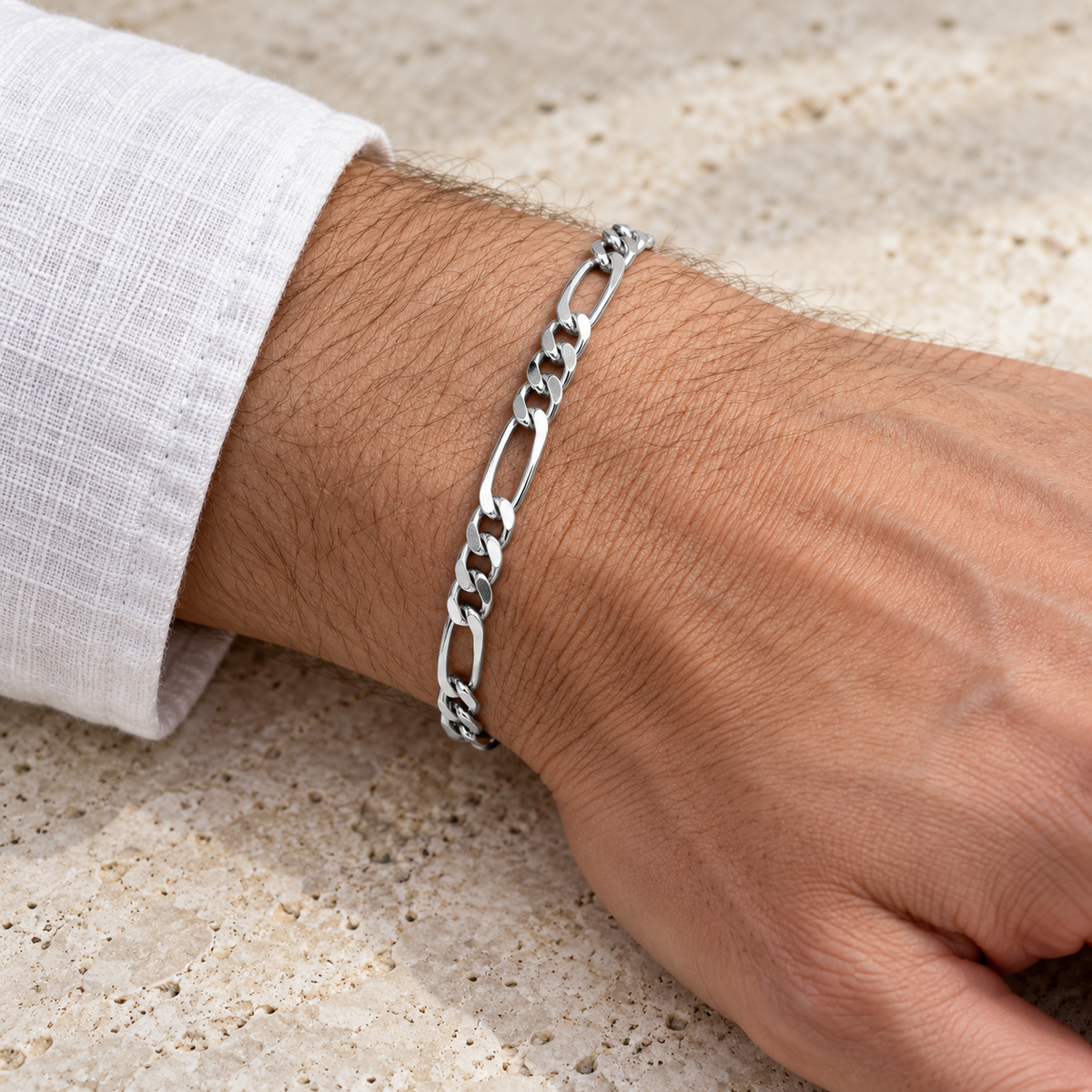 Bracelet homme Figaro 1+3 diamantée rhodié en argent 925 — 21 cm — porté en gros plan