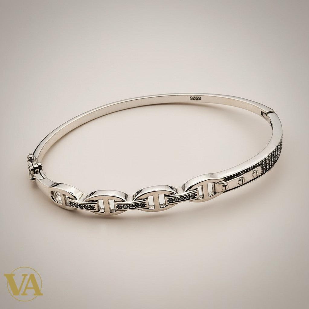 Bracelet jonc chaîne en argent 925 pour femme, avec fermoir à cliquet et détails texturés. Vindicta.