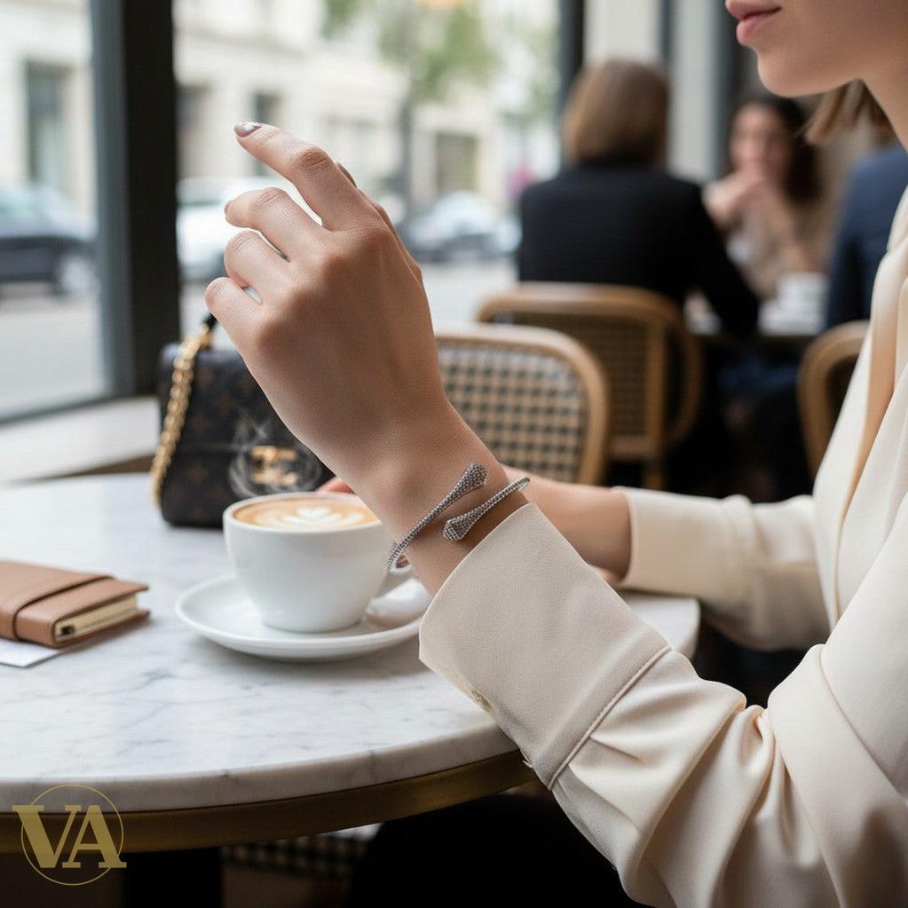 Bracelet jonc ouvert en argent 925 Vindicta pavé de zircons sur les extrémités, bijou moderne et lumineux.