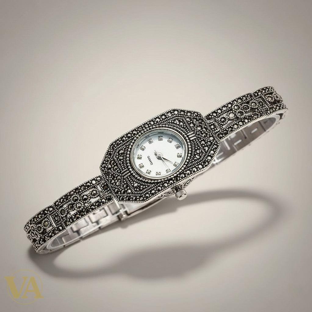 Bracelet-montre Vindicta en argent 925 orné de marcassites, cadran blanc, style vintage.