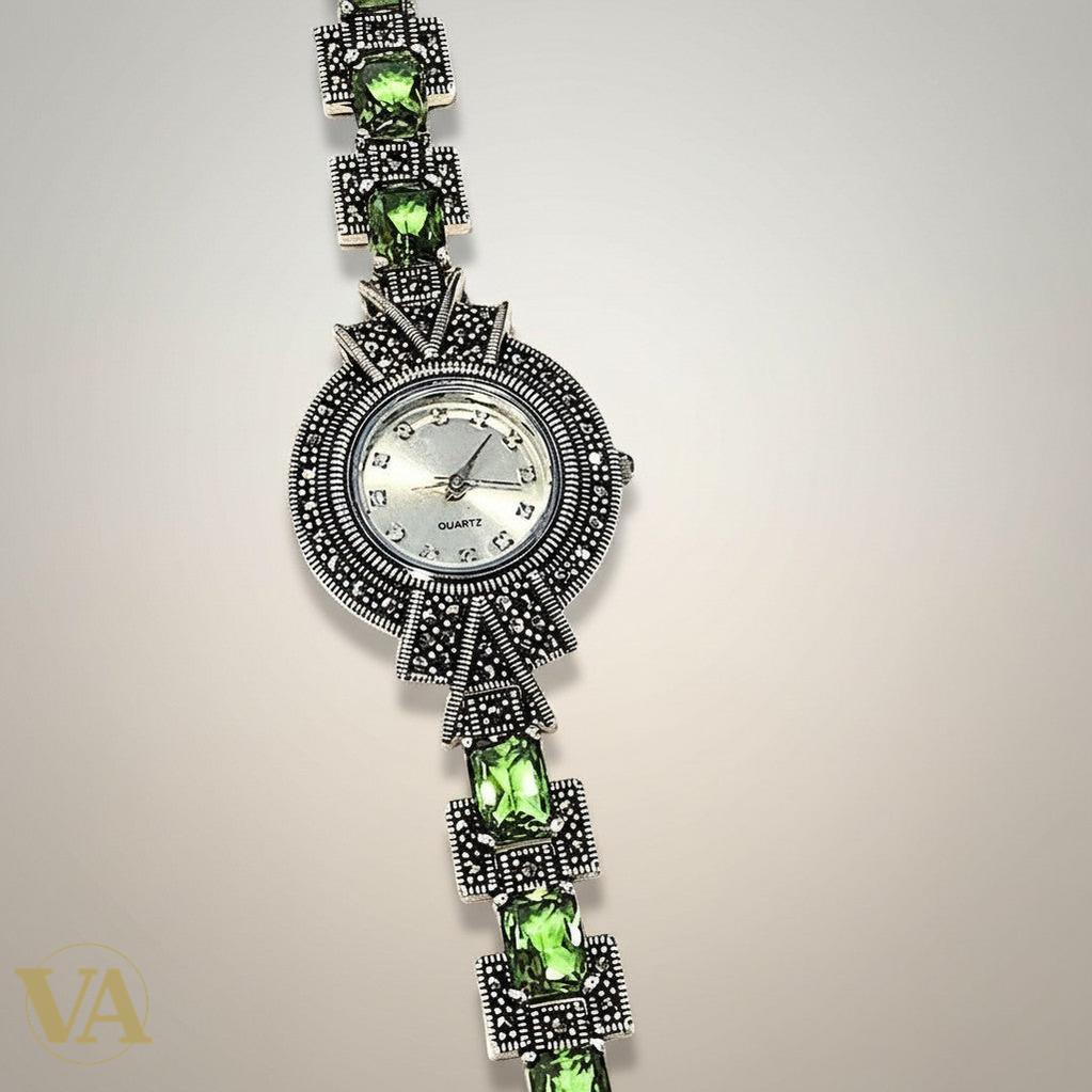Bracelet-montre Vindicta en argent 925 avec marcassite et pierres de sultanite vertes, design vintage chic.