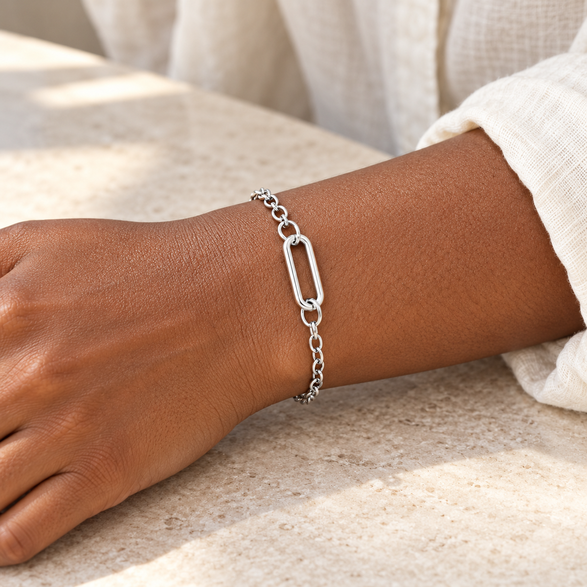 Bracelet Keaton à maillon rectangulaire en argent 925 rhodié — poignet à peau foncée, sans visage