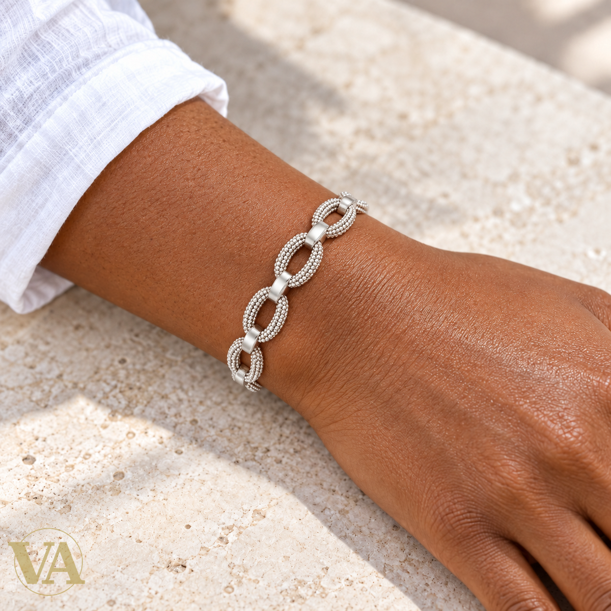 Bracelet à maillons ovales grainés — poignet peau foncée