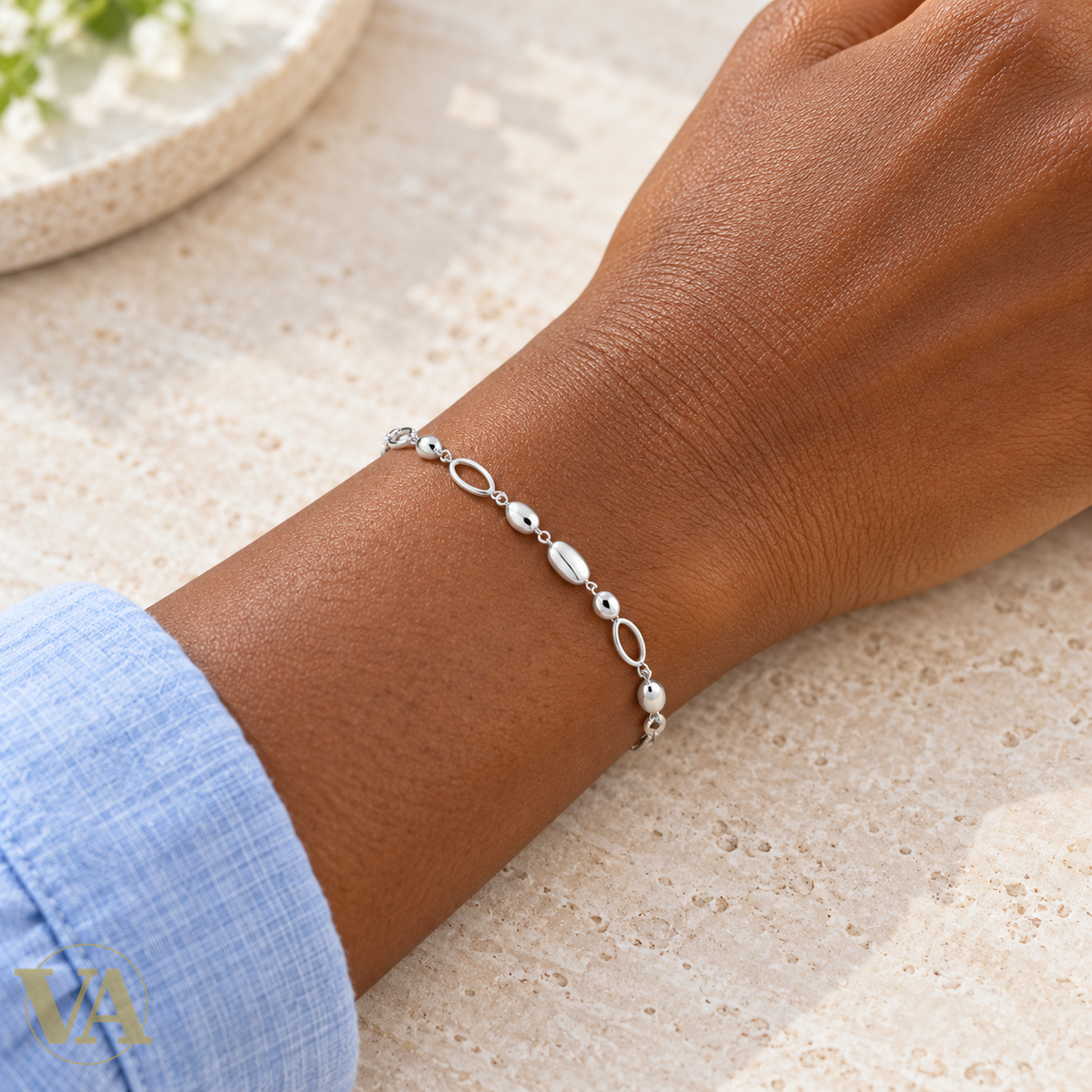 Bracelet gouttes et ovales polis en argent 925 rhodié — poignet à peau foncée, sans visage