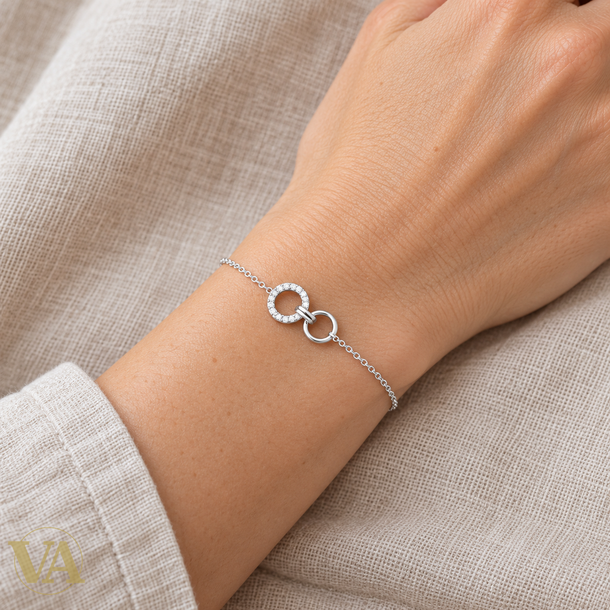 CN-87339918 — poignet à peau claire, sans visage