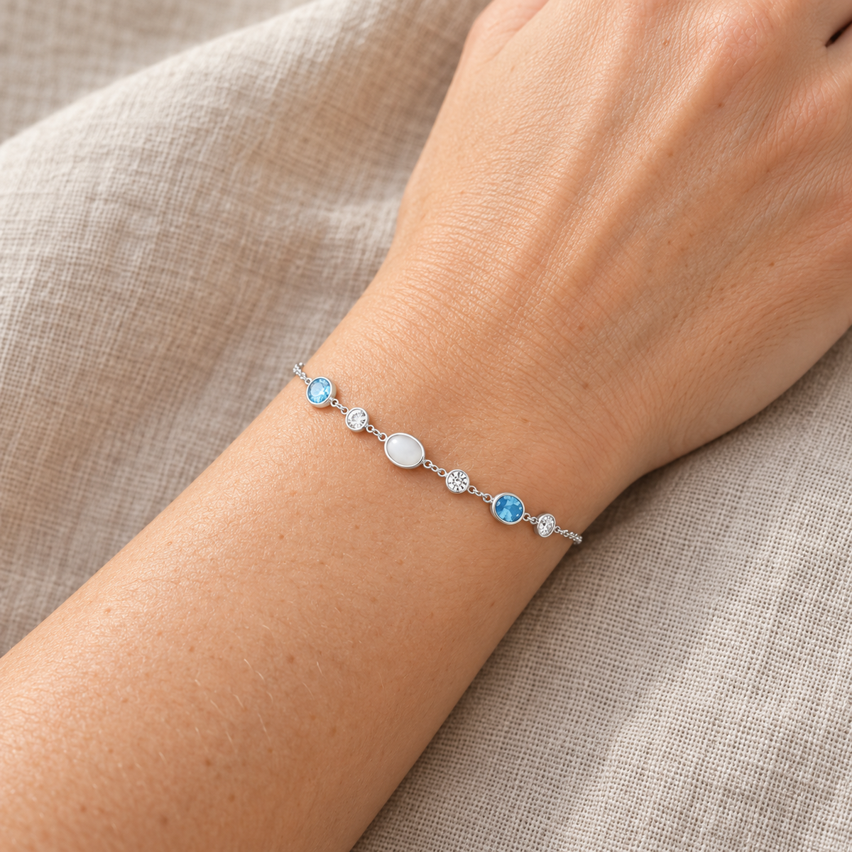 CN-87369918 — poignet à peau claire, sans visage