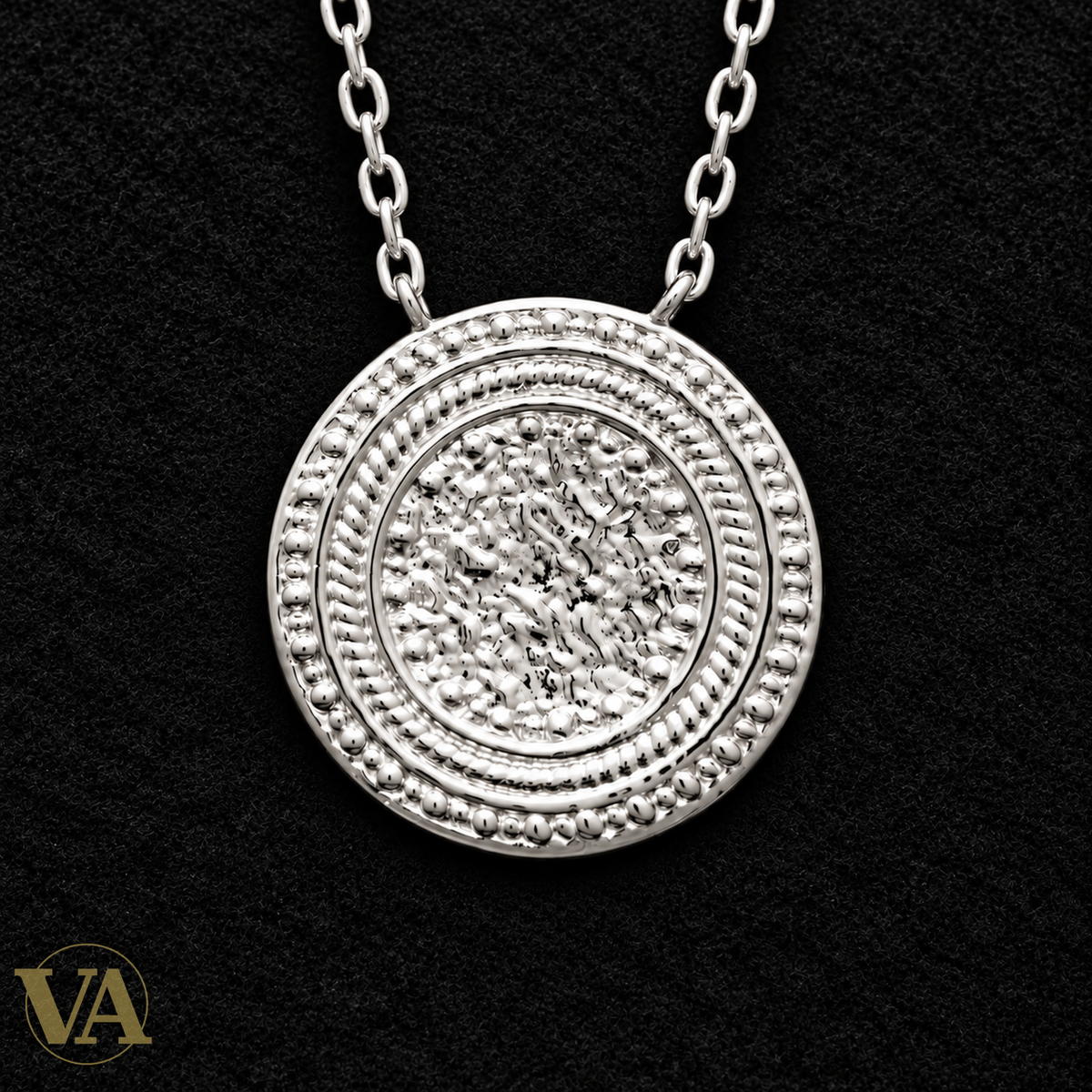 Collier médaillon martelé en argent 925 — gros plan du détail