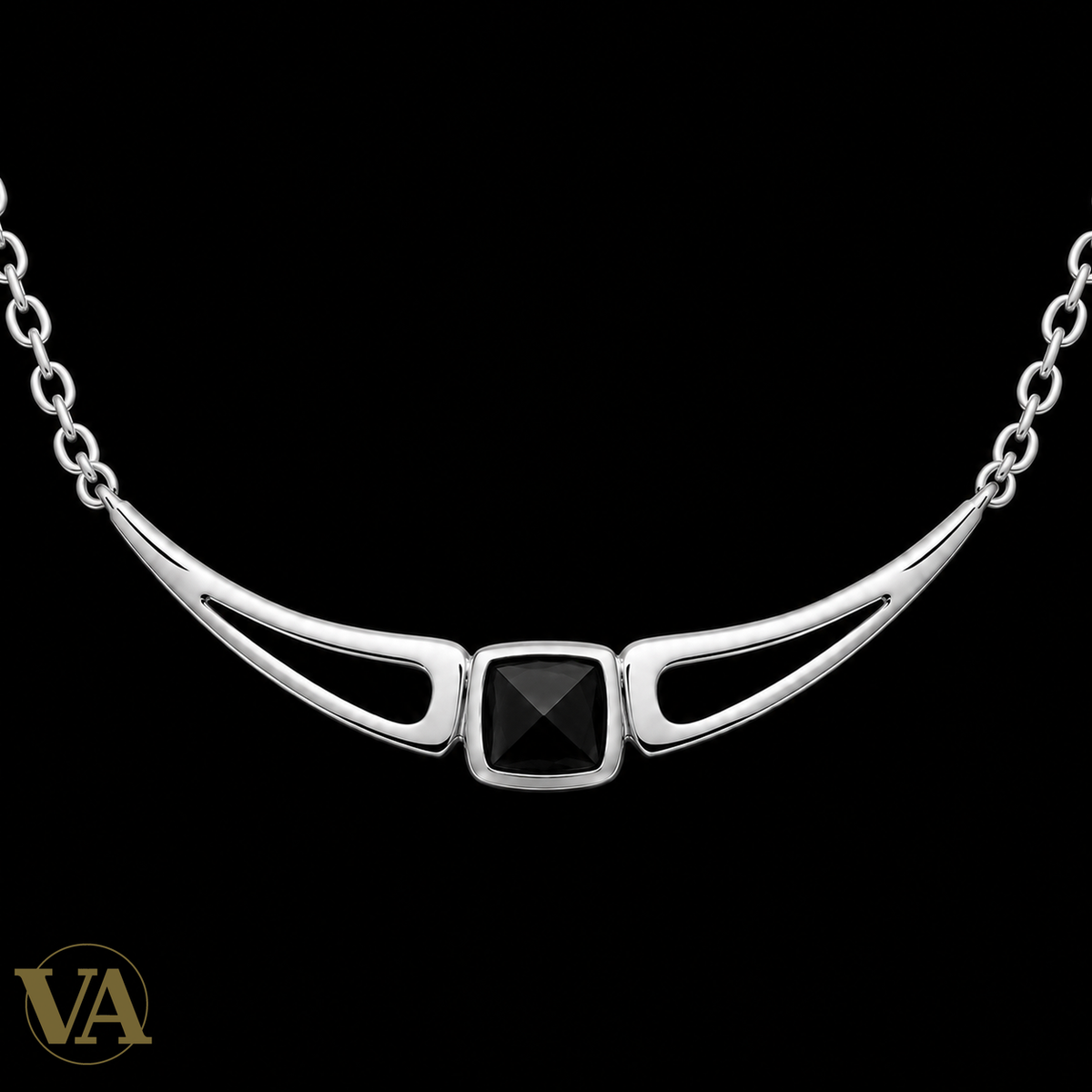 Collier femme argent 925 rhodié agate noire et courbes ajourées — 45 cm — gros plan du détail