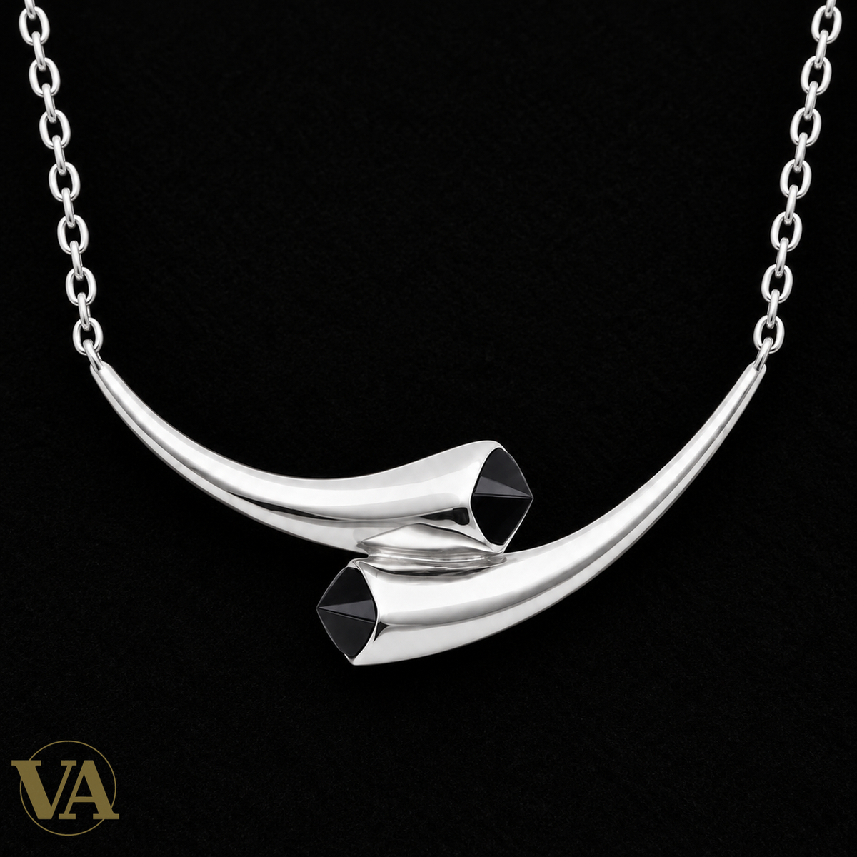 Collier femme argent 925 rhodié courbes croisées et agate noire — 45 cm — gros plan du détail