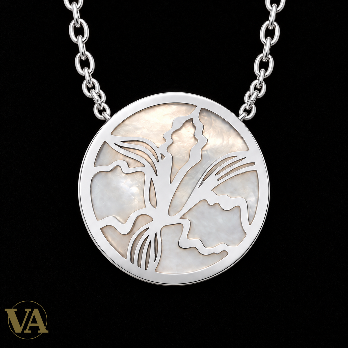 Collier femme argent 925 rhodié médaillon ajouré et nacre — 45 cm — gros plan du détail