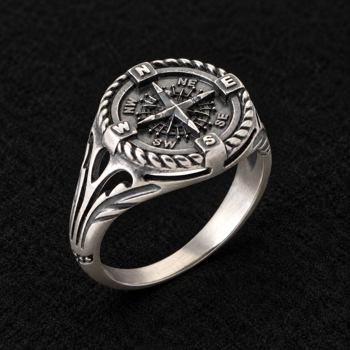 Chevalière homme argent 925 — Boussole et épaules ajourées — vue principale