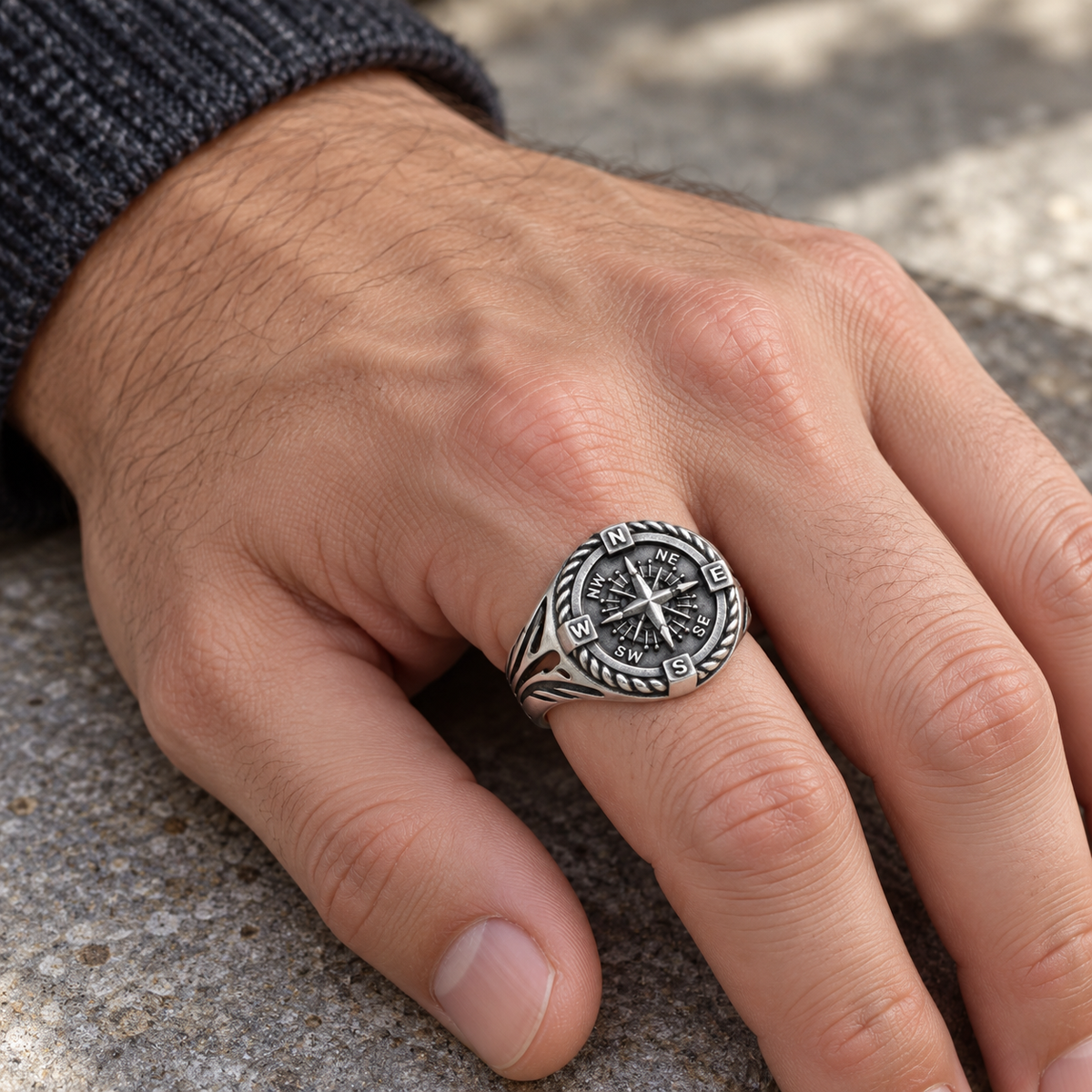 Chevalière homme argent 925 — Boussole et épaules ajourées — porté sur main claire