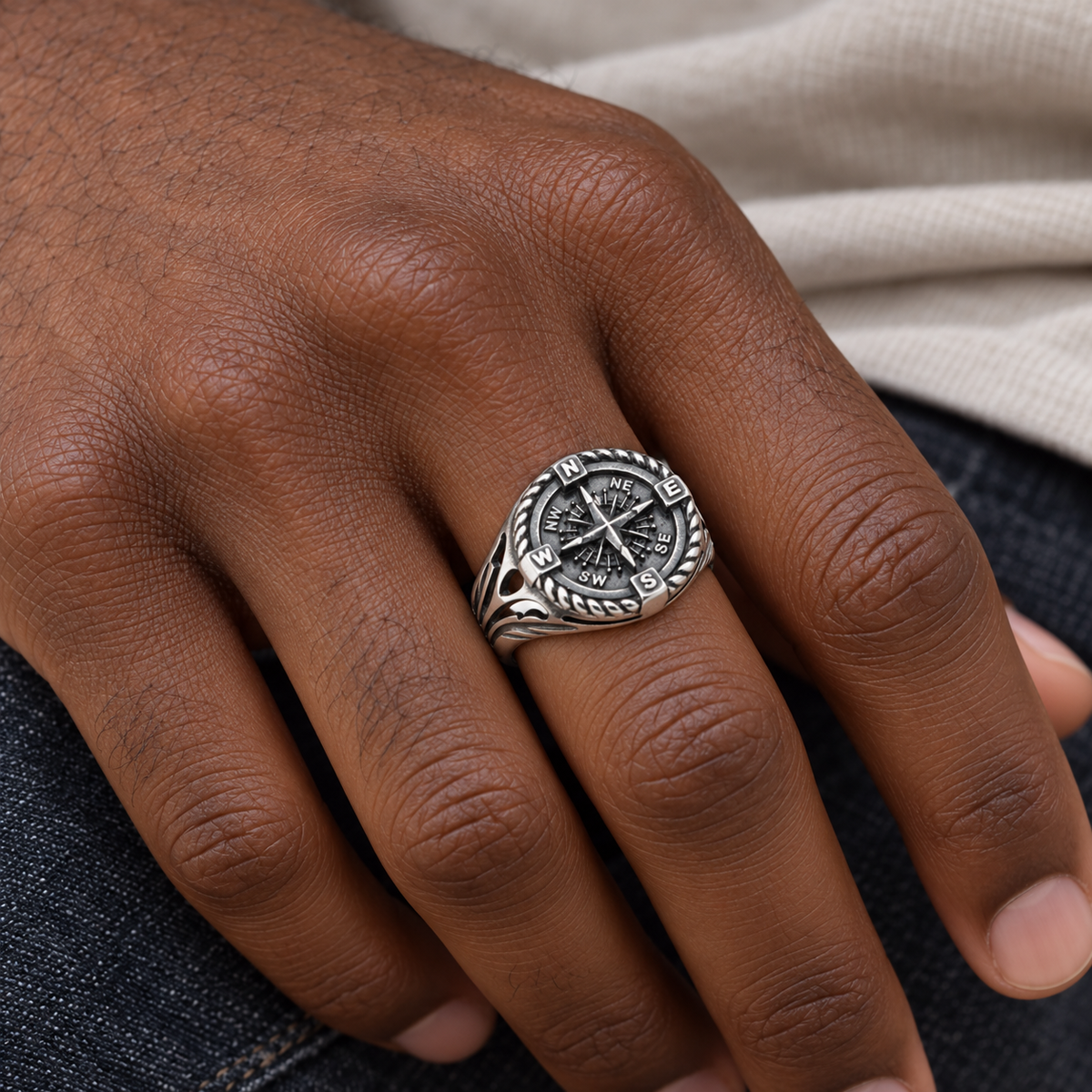 Chevalière homme argent 925 — Boussole et épaules ajourées — porté sur main noire
