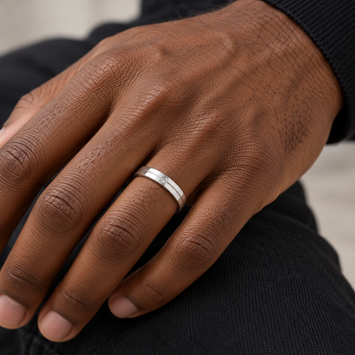 Anneau homme argent 925 rhodié — Ligne centrale et zirconium — porté sur main noire