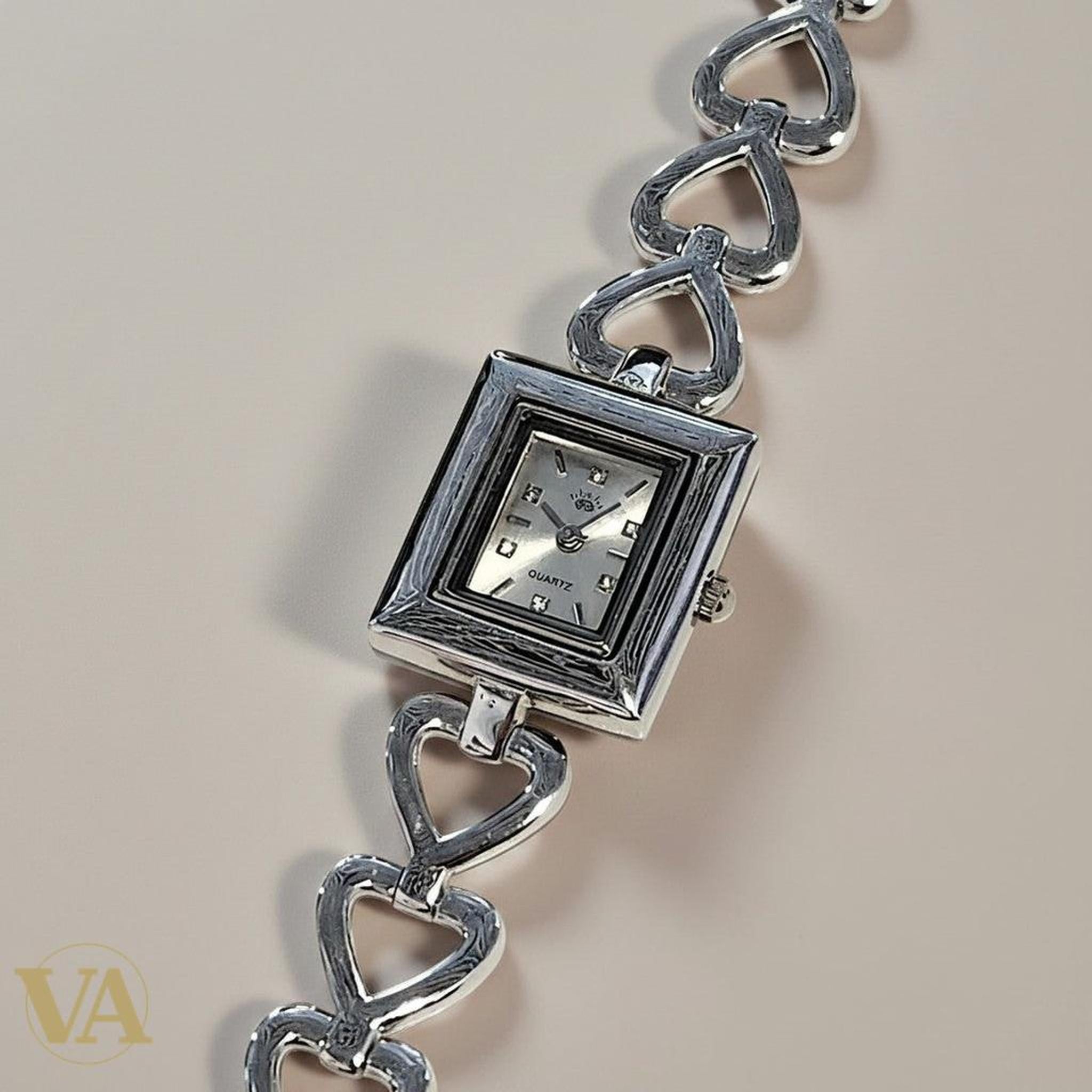 Montre Vindicta en argent 925 massif, cadran carré argenté, bracelet maillons cœurs, mouvement quartz.