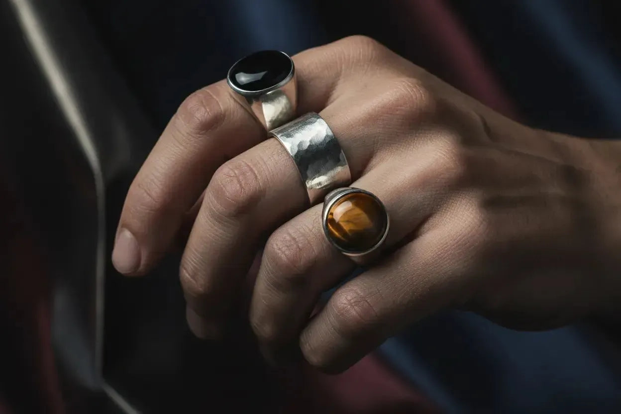 Accumulation de Bagues Homme : Comment Porter Plusieurs Bagues avec Style
