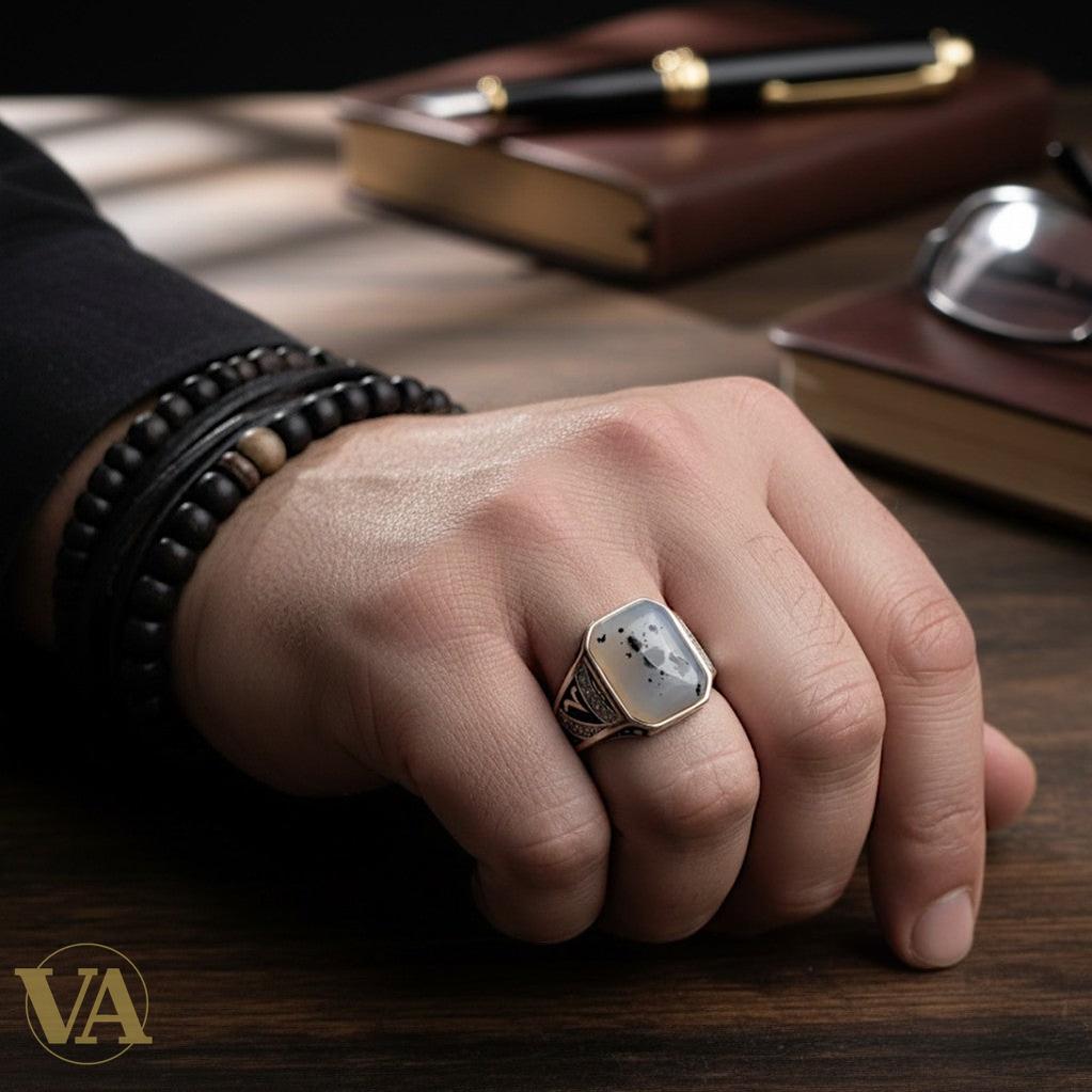 Quelle Bague Porter avec un Costume Homme ? Le Guide Complet
