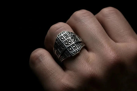 Style Vintage Années 20 Homme : Les Bijoux Argent 925 de l'Art Déco Masculin