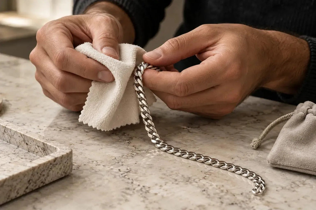 Comment Entretenir une Chaîne Homme en Argent 925 ? - Vindicta - Bijoux Argent 925 Luxe et Héritage