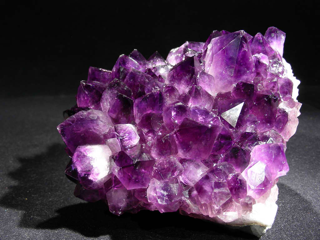 Pierre d'améthyste naturelle violette, quartz utilisé en bijouterie et lithothérapie