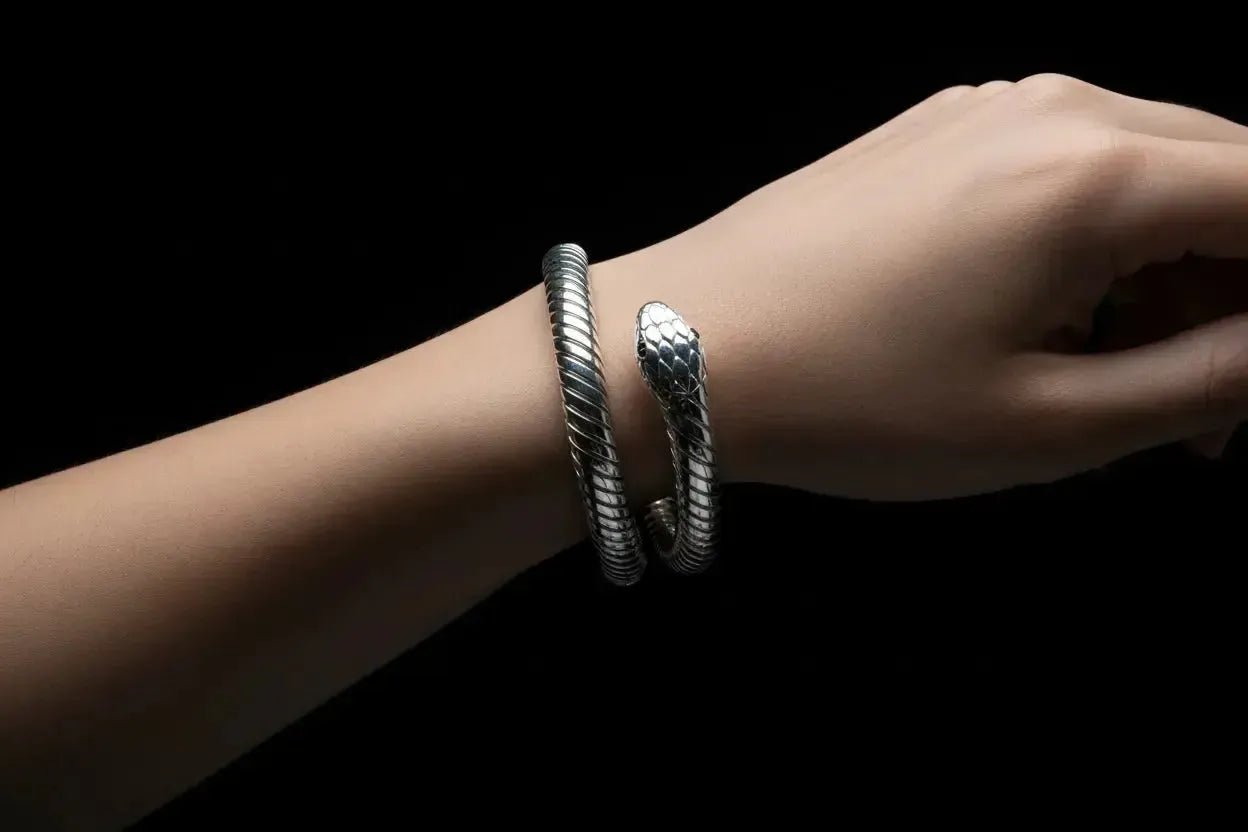 Signification du Serpent en Bijou Argent 925 : Symbole de Transformation et de Puissance-Vindicta : Bijoux Argent 925 Massif, Luxe et Héritage