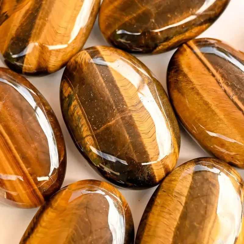 Pierre d'œil de tigre naturelle avec reflets dorés chatoyants, quartz utilisé en bijouterie